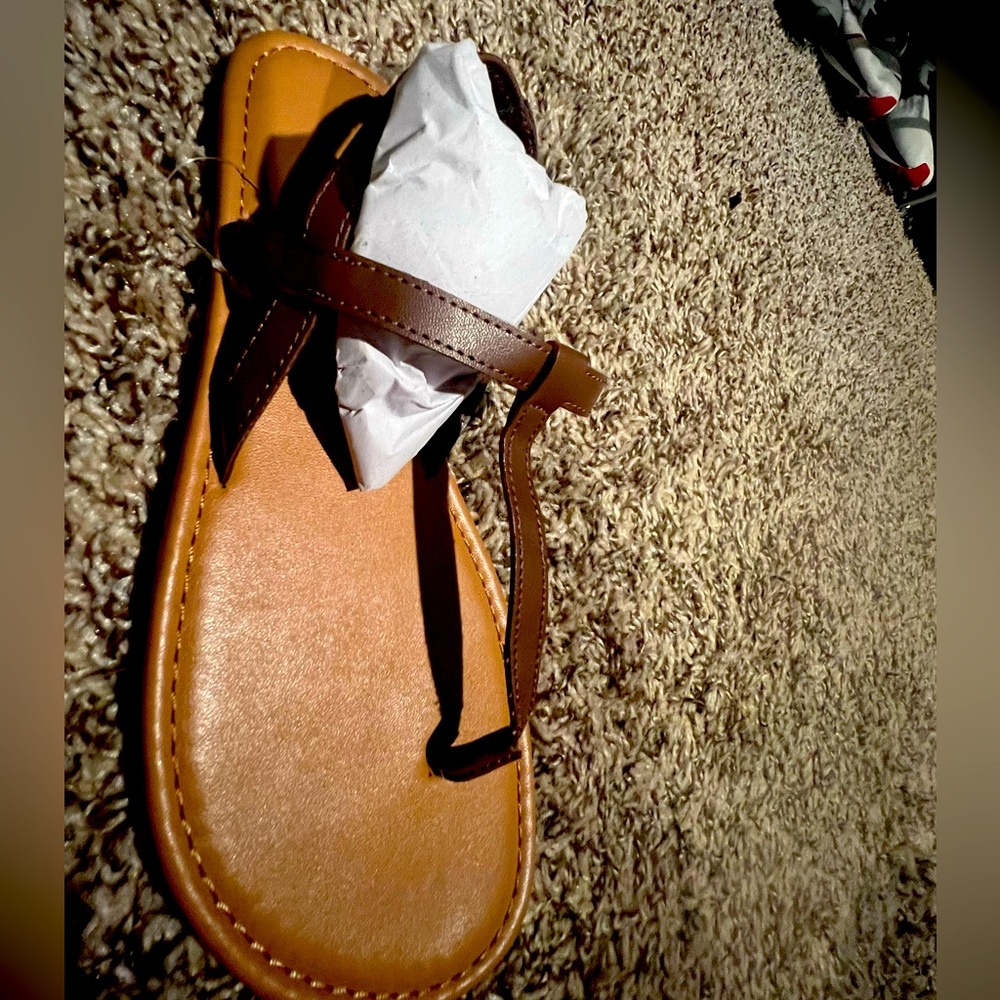 New thong sandals, brown